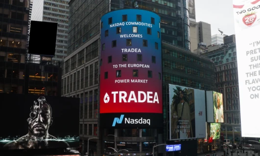 Elektroniczne ekrany na wieżowcu handlowym w obszarze metropolitalnym wyświetlają reklamy Starbucks, towarów NASDAQ oraz inne. Baner na wieżowcu zawiera loga i tekst, w tym "2G całkowitego cukru" i "Wiosenna moda wybrana przez D'Angelo".